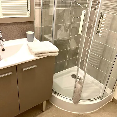 Apartment Centre *